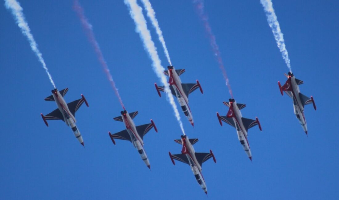  Türk Hava Kuvvetlerinin akrobasi timi Türk Yıldızları, Balıkesir'in Bandırma ilçesinde