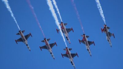  Türk Hava Kuvvetlerinin akrobasi timi Türk Yıldızları, Balıkesir'in Bandırma ilçesinde