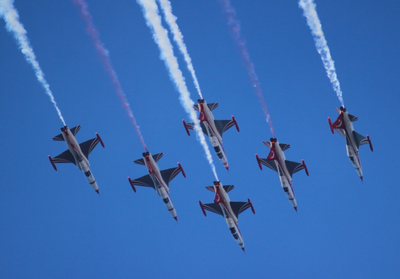  Türk Hava Kuvvetlerinin akrobasi timi Türk Yıldızları, Balıkesir'in Bandırma ilçesinde