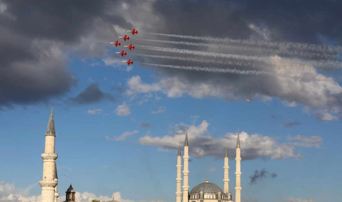 Türk Hava Kuvvetlerinin akrobasi timi Türk Yıldızları, pazar günü Edirne