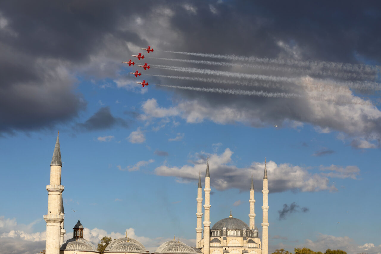 Türk Hava Kuvvetlerinin akrobasi timi Türk Yıldızları, pazar günü Edirne