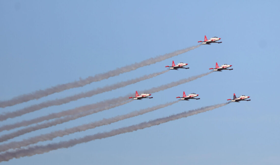  Türk Hava Kuvvetlerinin akrobasi timi Türk Yıldızları, Kırklareli semalarında gösteri