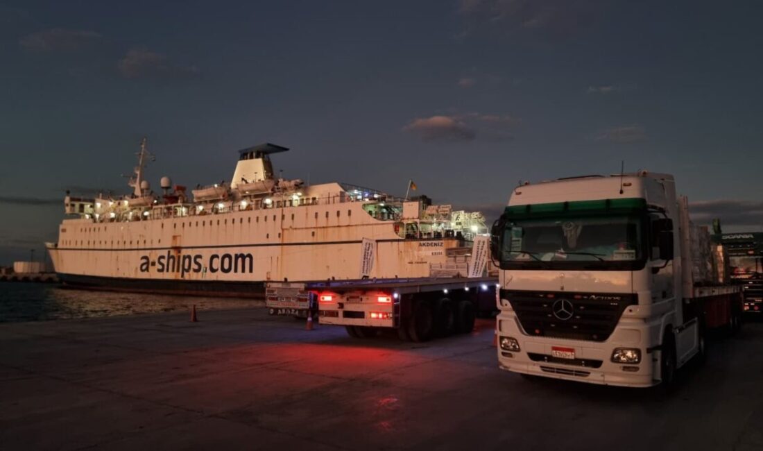 Türkiye'nin 17. "İyilik Gemisi"nden indirilen insani yardım malzemelerinin bir kısmını