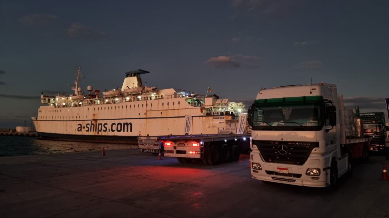 Türkiye'nin 17. "İyilik Gemisi"nden indirilen insani yardım malzemelerinin bir kısmını