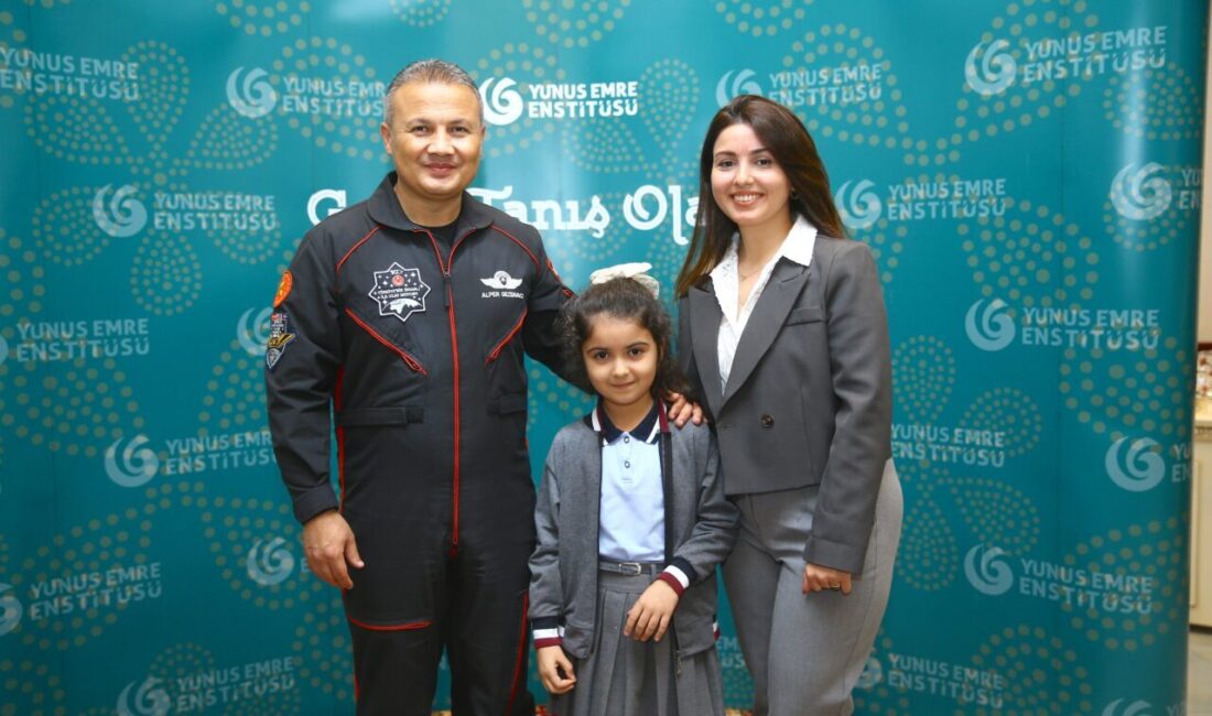 Türkiye'nin ilk astronotu Alper Gezeravcı, Azerbaycan'ın başkenti Bakü'de gençlerle bir