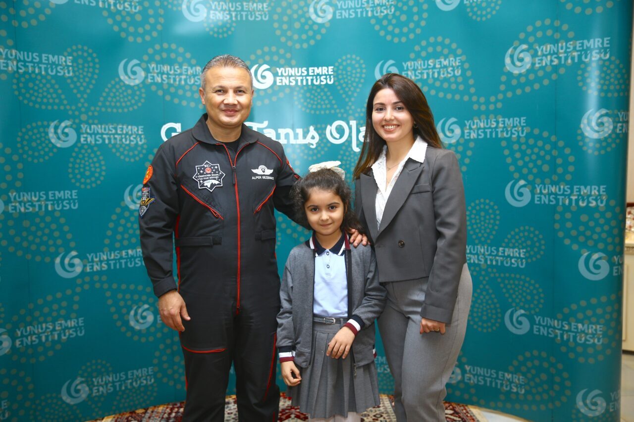 Türkiye'nin ilk astronotu Alper Gezeravcı, Azerbaycan'ın başkenti Bakü'de gençlerle bir