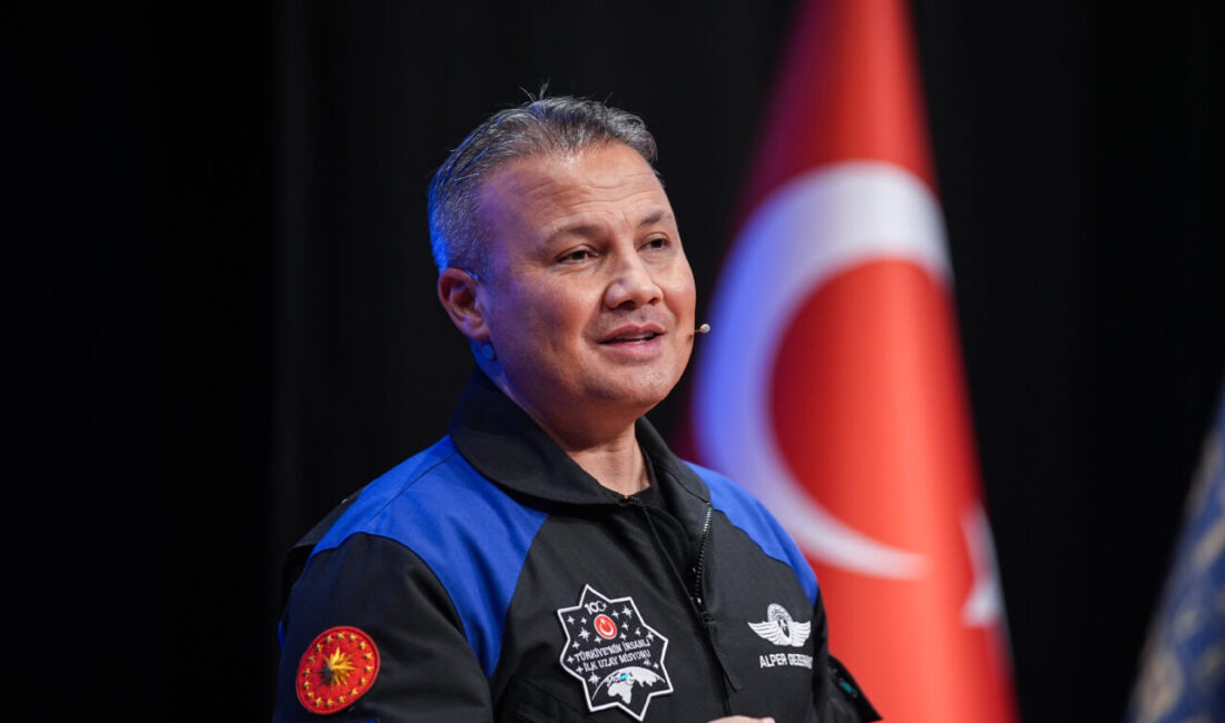 Türkiye'nin ilk astronotu Alper Gezeravcı, İstanbul Üniversitesi-Cerrahpaşa'da öğrencilerle bir araya