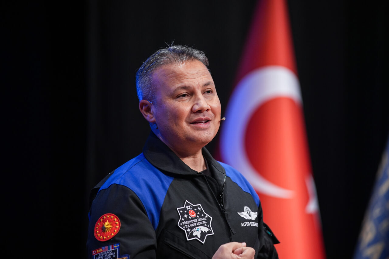 Türkiye'nin ilk astronotu Alper Gezeravcı, İstanbul Üniversitesi-Cerrahpaşa'da öğrencilerle bir araya