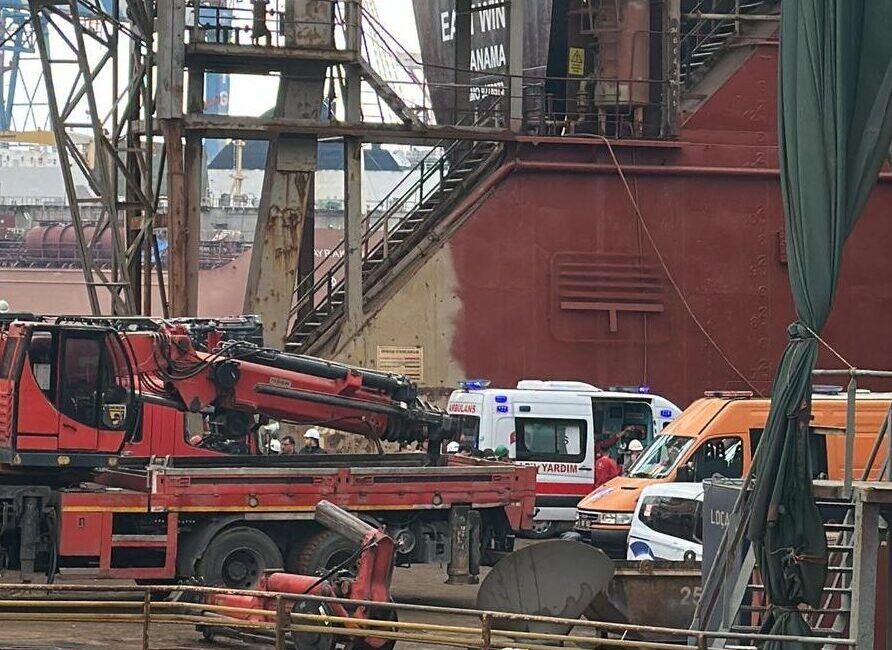İstanbul'un ilçes iTuzla'da, tersaneler bölgesinde bakımı yapılan gemide meydana gelen