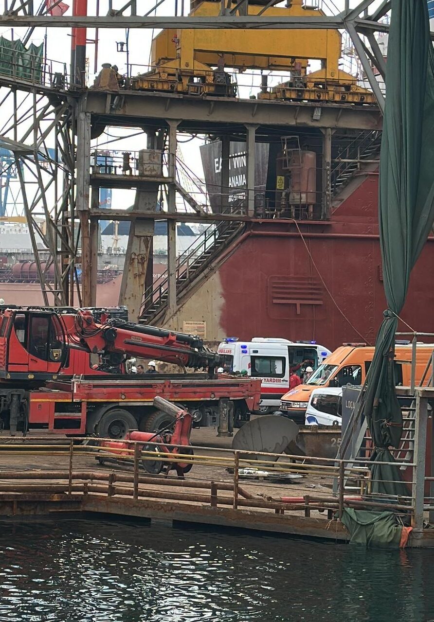 İstanbul'un ilçes iTuzla'da, tersaneler bölgesinde bakımı yapılan gemide meydana gelen