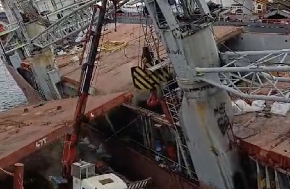 İstanbul Tuzla tersaneler bölgesinde geminin yan yatması sonucu bir işçi