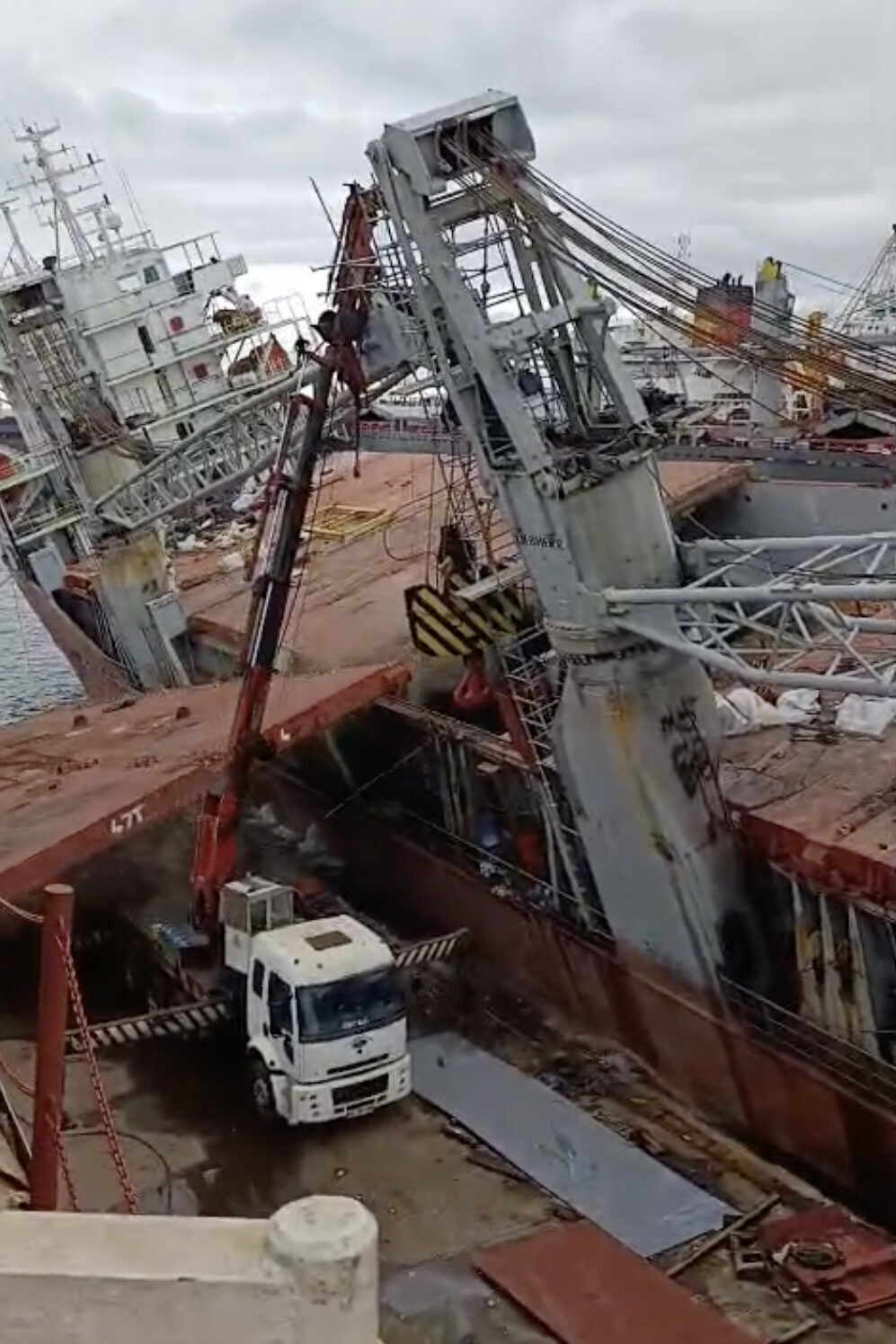 İstanbul Tuzla tersaneler bölgesinde geminin yan yatması sonucu bir işçi