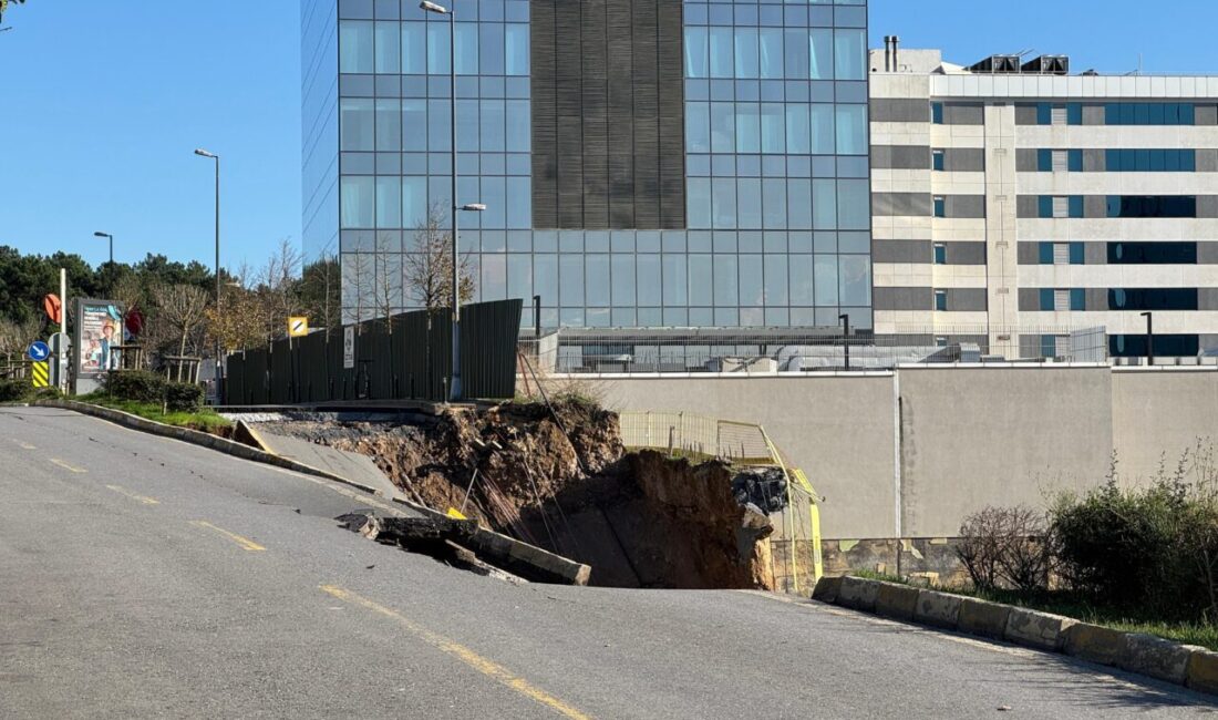 İstanbul'un ilçesi Ümraniye'de bir inşaatın istinat duvarının yıkılması sonucu yolda