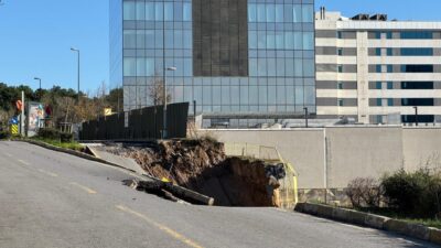 İstanbul'un ilçesi Ümraniye'de bir inşaatın istinat duvarının yıkılması sonucu yolda