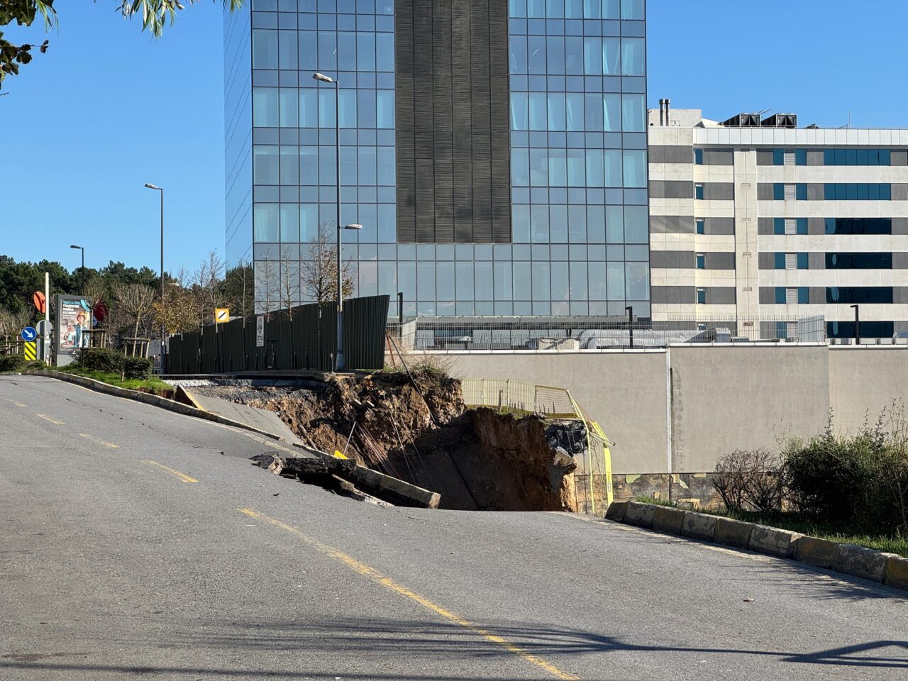 İstanbul'un ilçesi Ümraniye'de bir inşaatın istinat duvarının yıkılması sonucu yolda
