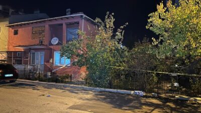 Uşak'ta birlikte yaşadığı babası ve babaannesi ile komşusunu bıçakla yaralayan