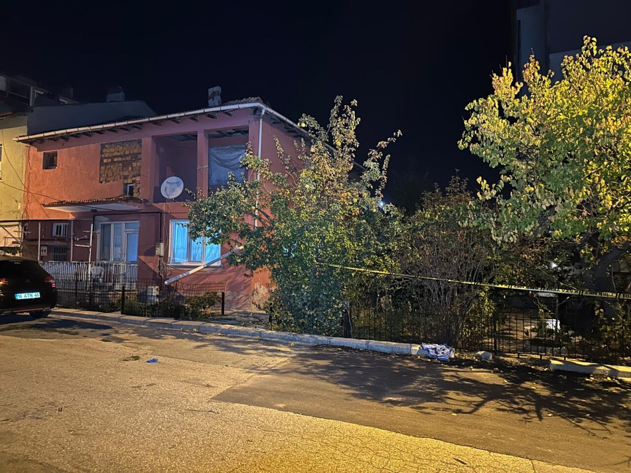 Uşak'ta birlikte yaşadığı babası ve babaannesi ile komşusunu bıçakla yaralayan