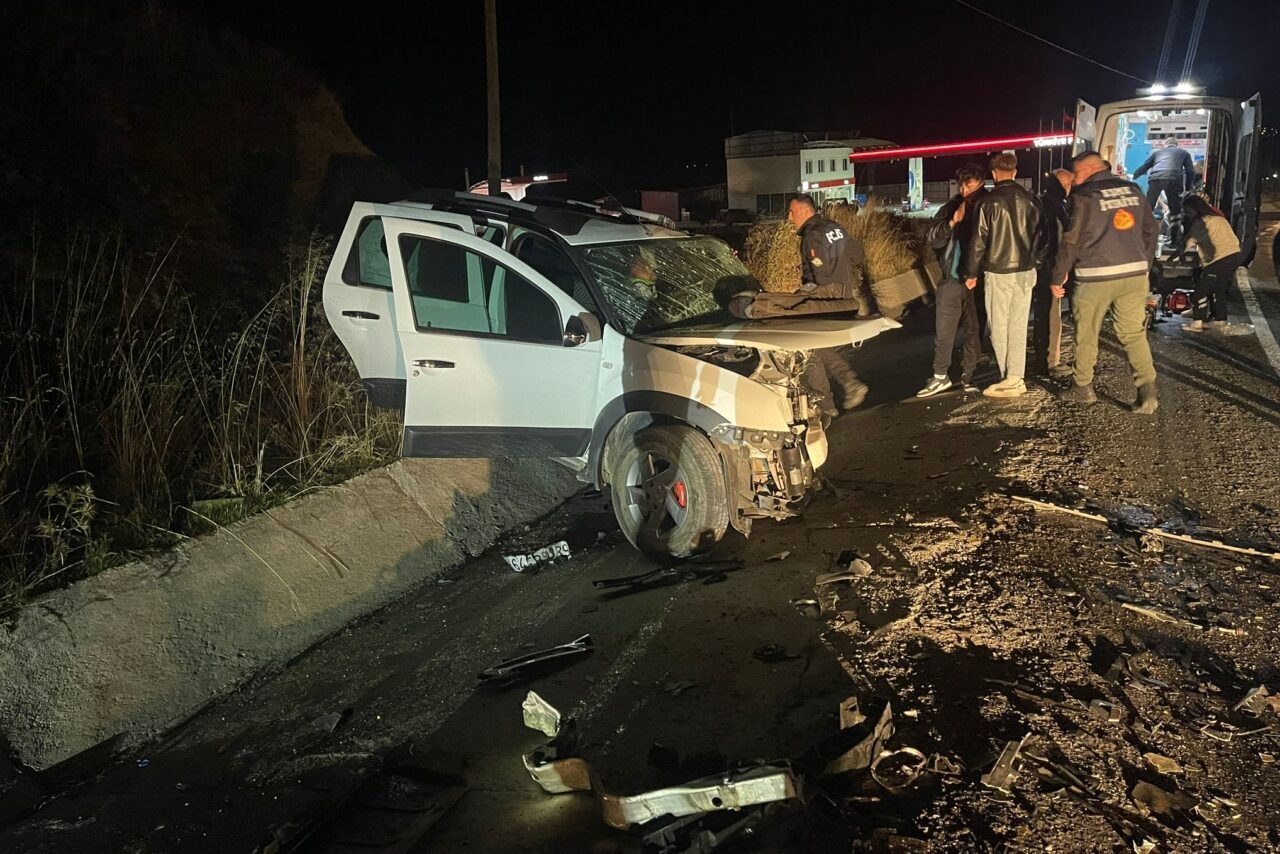 Uşak'ın Eşme ilçesinde, cip ile otomobilin çarpışması sonucu karı koca