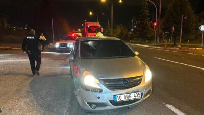  Uşak'ta otomobil ile çarpışan motosikletteki 2 kişi yaralandı.