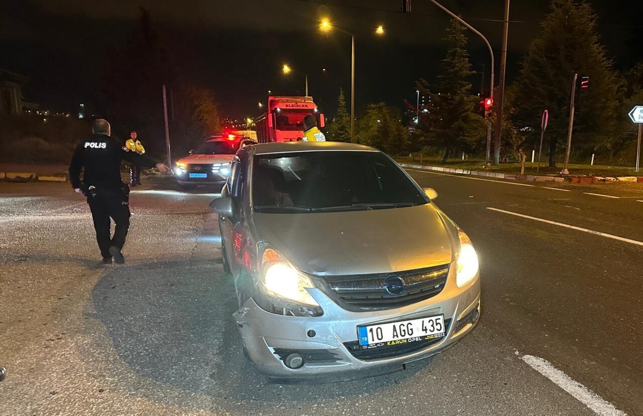  Uşak'ta otomobil ile çarpışan motosikletteki 2 kişi yaralandı.