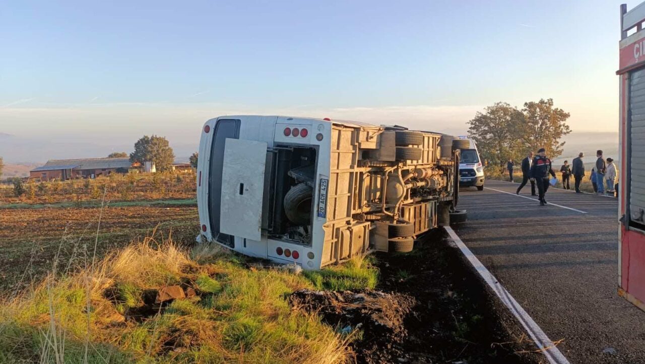 Uşak'ın Eşme ilçesinde tarım işçilerini taşıyan midibüsün devrildiği kazada 23