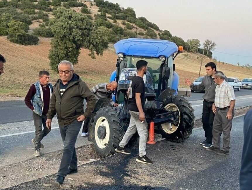 Uşak'ın Ulubey ilçesinde traktörle çarpışan otomobildeki karı koca yaralandı.