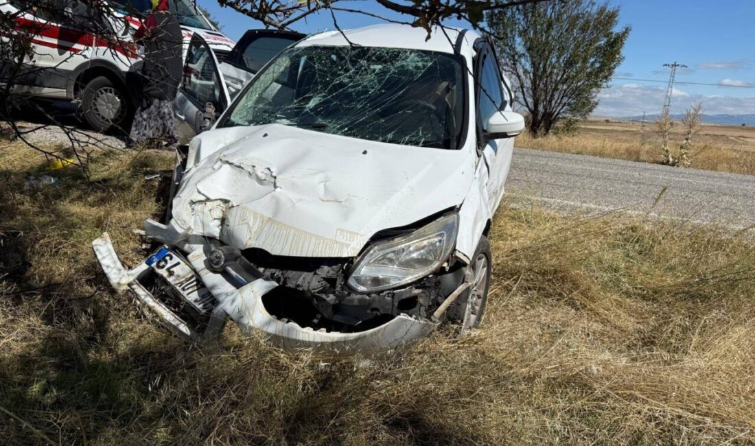 Uşak'ta iki otomobilin çarpıştığı trafik kazasında 5 kişi yaralandı.