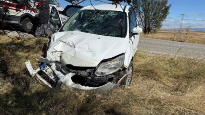 Uşak'ta iki otomobilin çarpıştığı trafik kazasında 5 kişi yaralandı.
