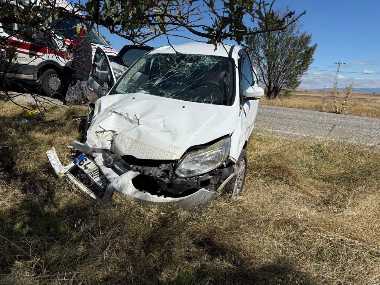 Uşak'ta iki otomobilin çarpıştığı trafik kazasında 5 kişi yaralandı.