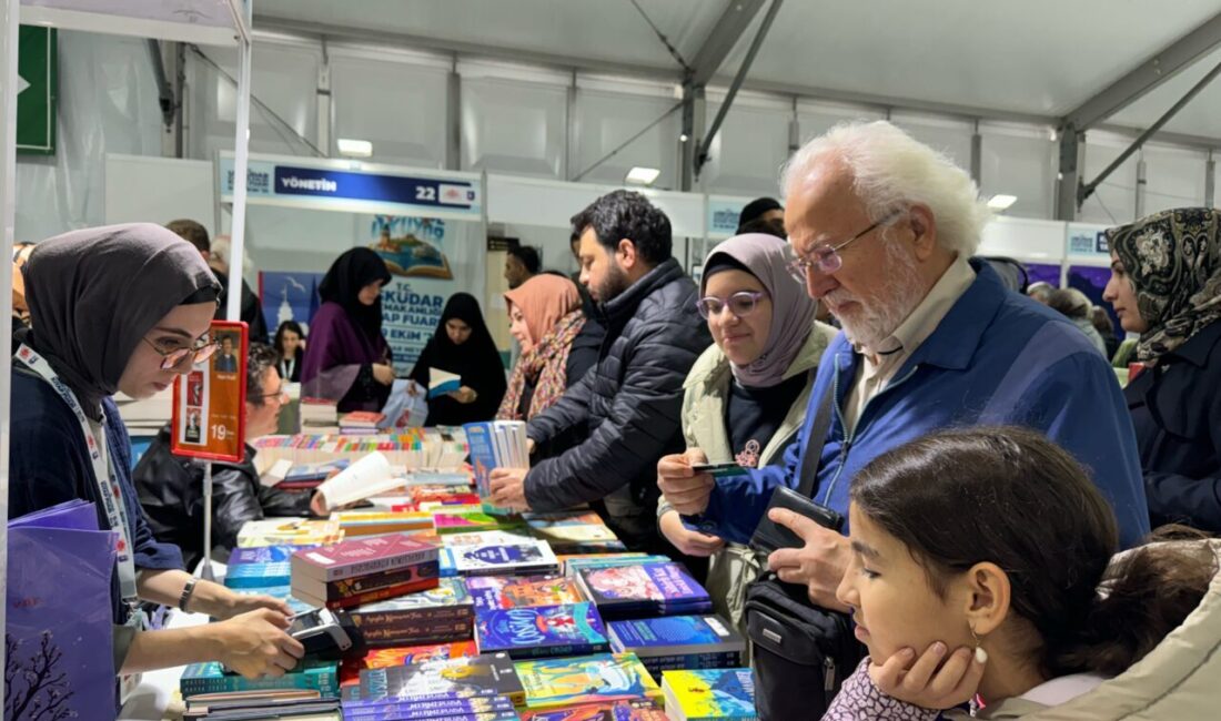 Her yaştan binlerce kitap meraklısı, Üsküdar Meydanı'nda kitap, kültür ve