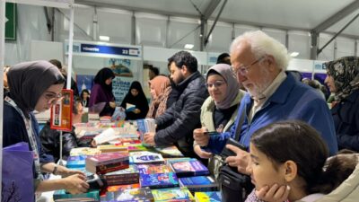 Her yaştan binlerce kitap meraklısı, Üsküdar Meydanı'nda kitap, kültür ve