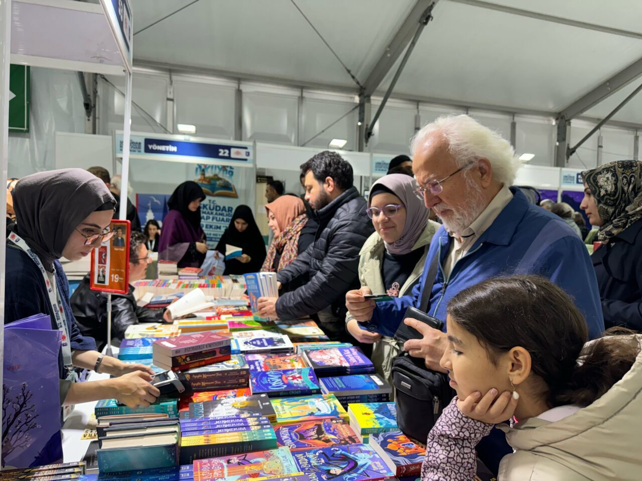Her yaştan binlerce kitap meraklısı, Üsküdar Meydanı'nda kitap, kültür ve