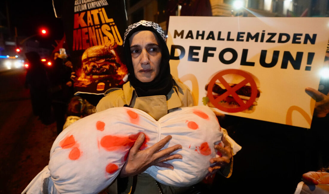 İstanbul Üsküdar'da mahalle sakinleri, şube açmayı planlayan McDonald's'ı protesto etti.