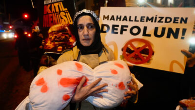 İstanbul Üsküdar'da mahalle sakinleri, şube açmayı planlayan McDonald's'ı protesto etti.