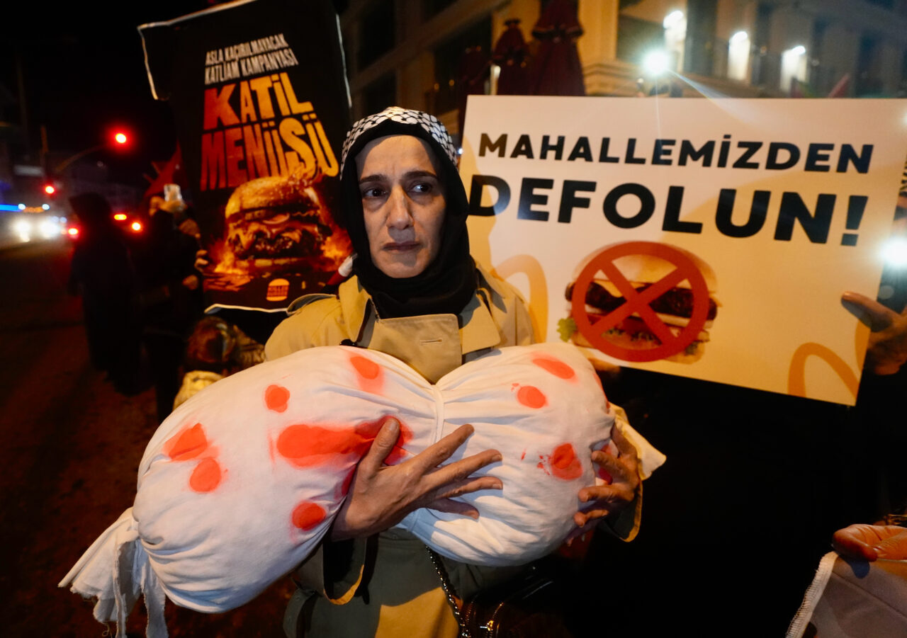 İstanbul Üsküdar'da mahalle sakinleri, şube açmayı planlayan McDonald's'ı protesto etti.