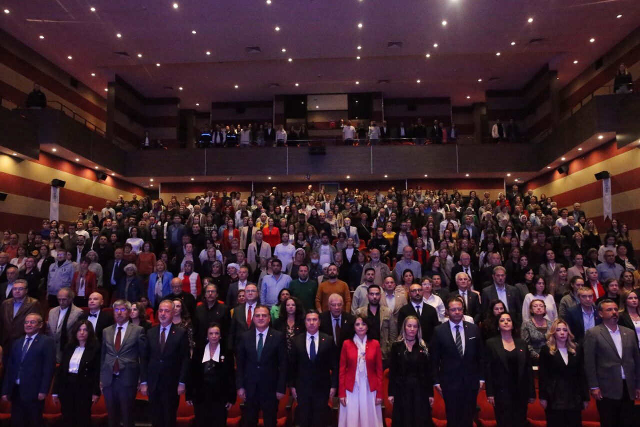 Türkiye'nin ilk kadın valisi Lale Aytaman'ın hayatının anlatıldığı "Vali Hanım"