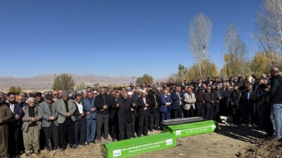 Van-Hakkari kara yolundaki trafik kazasında hayatını kaybeden aynı aileden 3