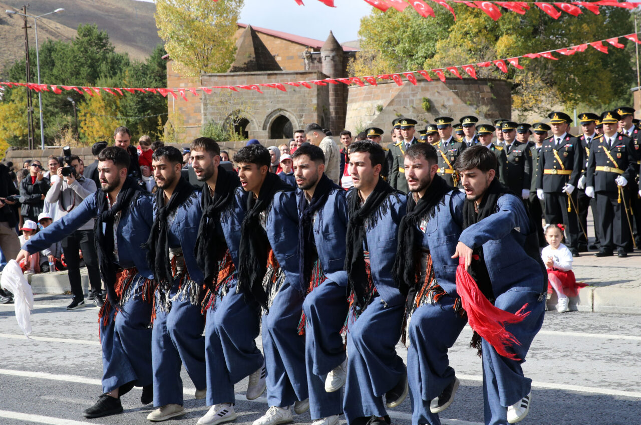 Van, Bitlis, Muş ve Hakkari'de 29 Ekim Cumhuriyet Bayramı ve