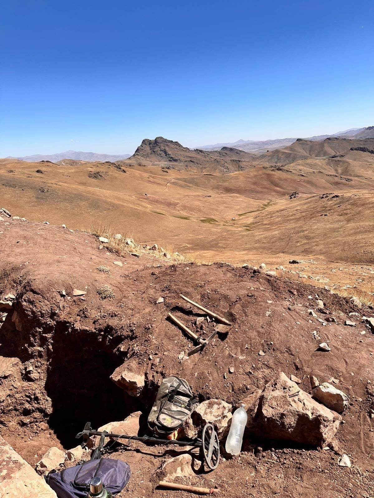  Van'ın Özalp ilçesinde kaçak kazı yapan 6 şüpheli, jandarma ekiplerince