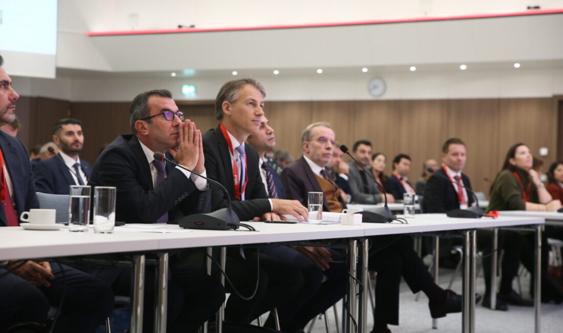 Manisa'nın Şehzadeler ilçesinde eşiyle tartışan kişi, evini ateşe verdi.