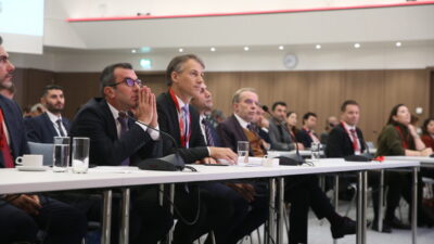 Manisa'nın Şehzadeler ilçesinde eşiyle tartışan kişi, evini ateşe verdi.