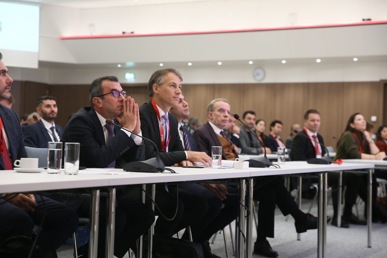 Manisa'nın Şehzadeler ilçesinde eşiyle tartışan kişi, evini ateşe verdi.