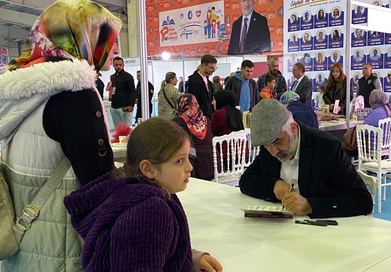 Yazar Ahmet Turgut, Çorum Belediyesince düzenlenen 12. Kitap Kültür Günleri