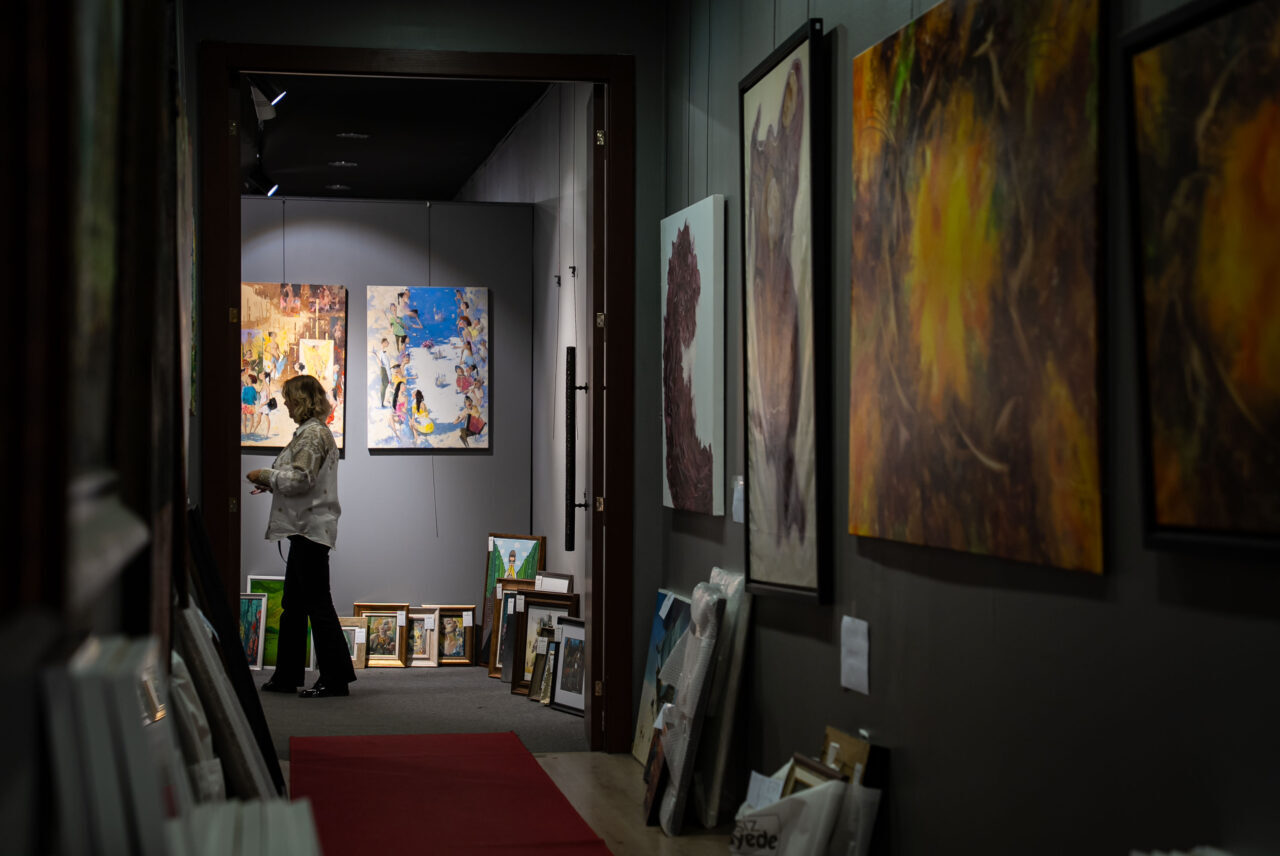 Başkent Ankara'da, yerli ve yabancı sanatçıların eserlerinden oluşan 74 tablo,