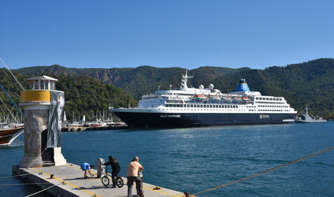  "Blue Sapphire" isimli kruvaziyer, personel değişimi ve ikmal için Muğla'nın