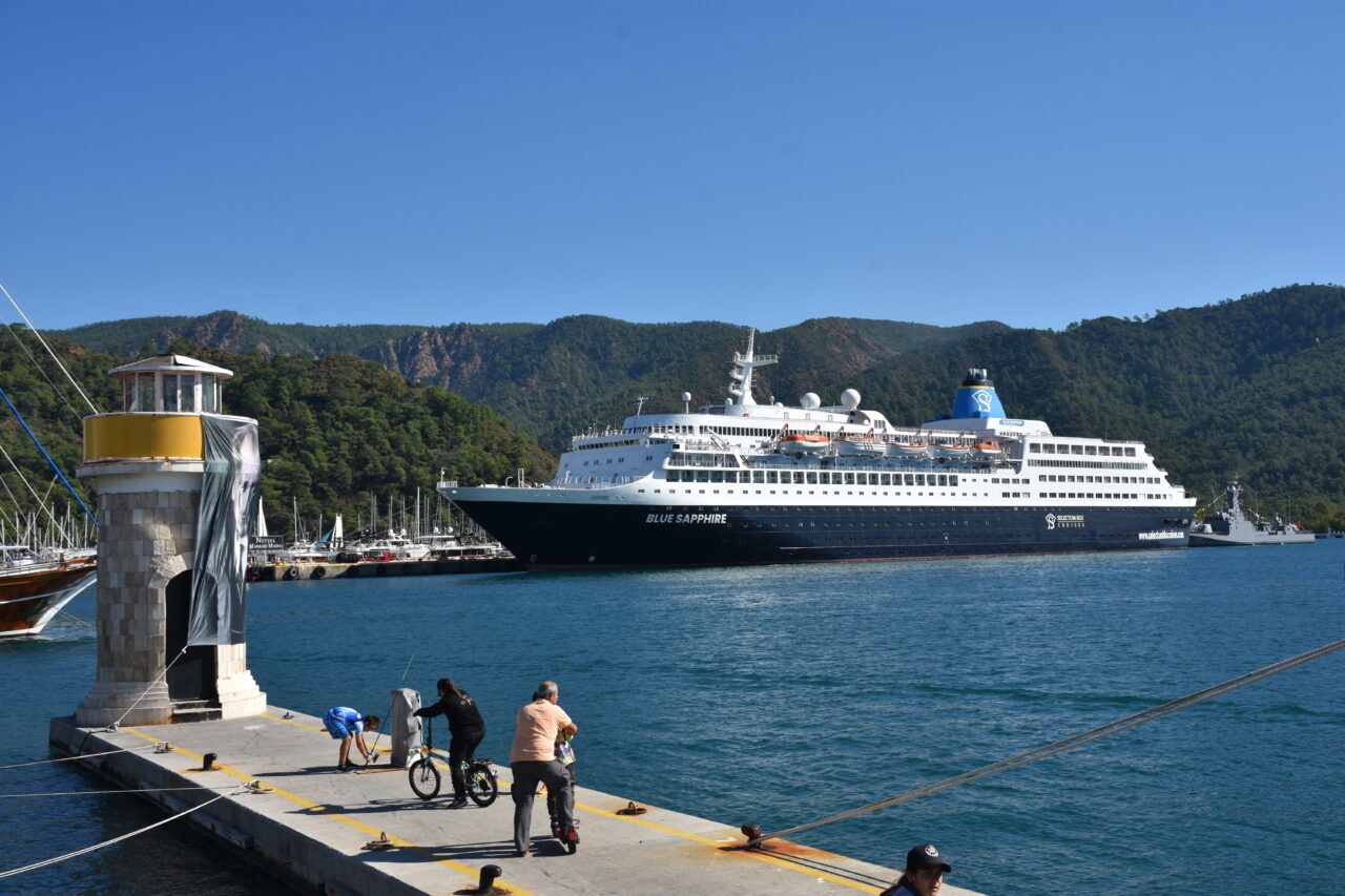  "Blue Sapphire" isimli kruvaziyer, personel değişimi ve ikmal için Muğla'nın