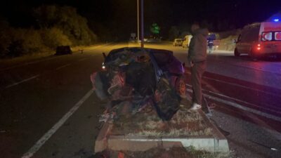 Yozgat'ta aydınlatma direğine çarpan otomobilin sürücüsü yaşamını yitirdi.