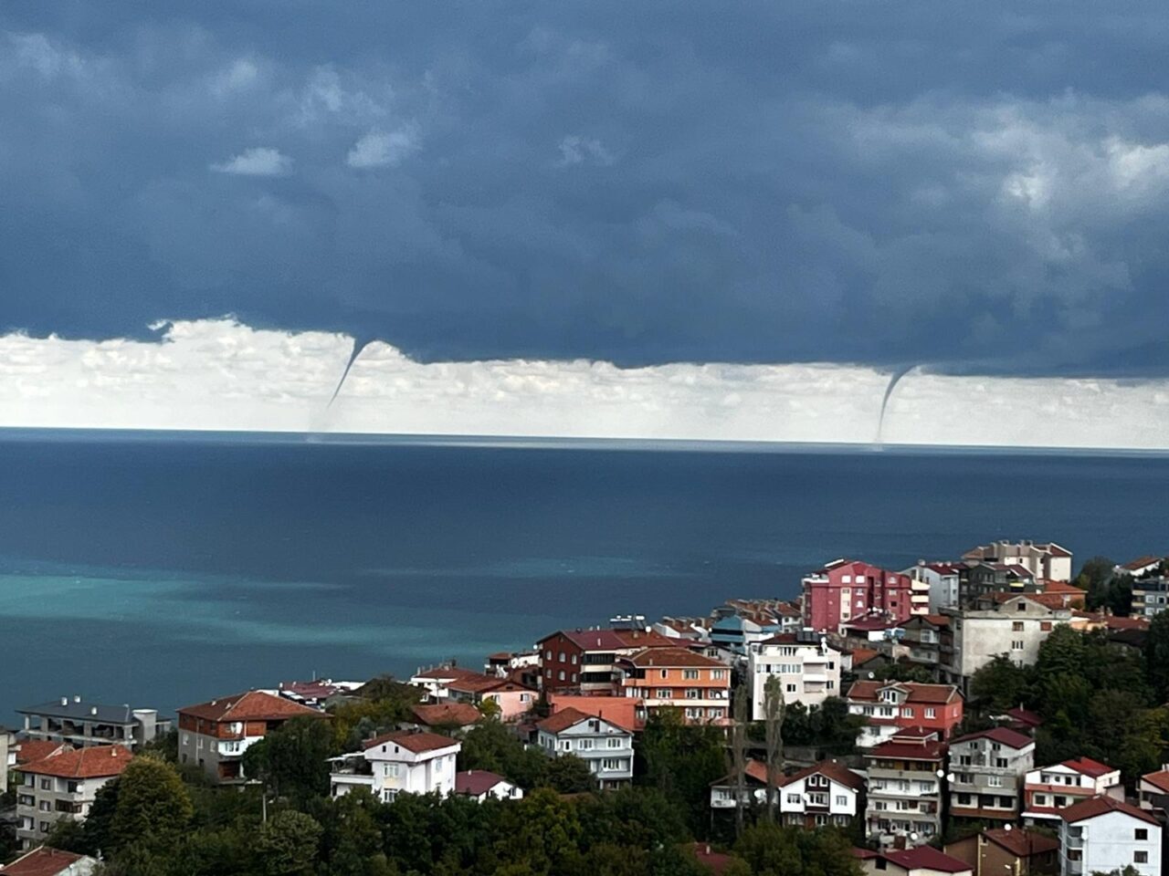 Zonguldak'ta denizde oluşan hortum cep telefonu kameralarıyla görüntülendi.