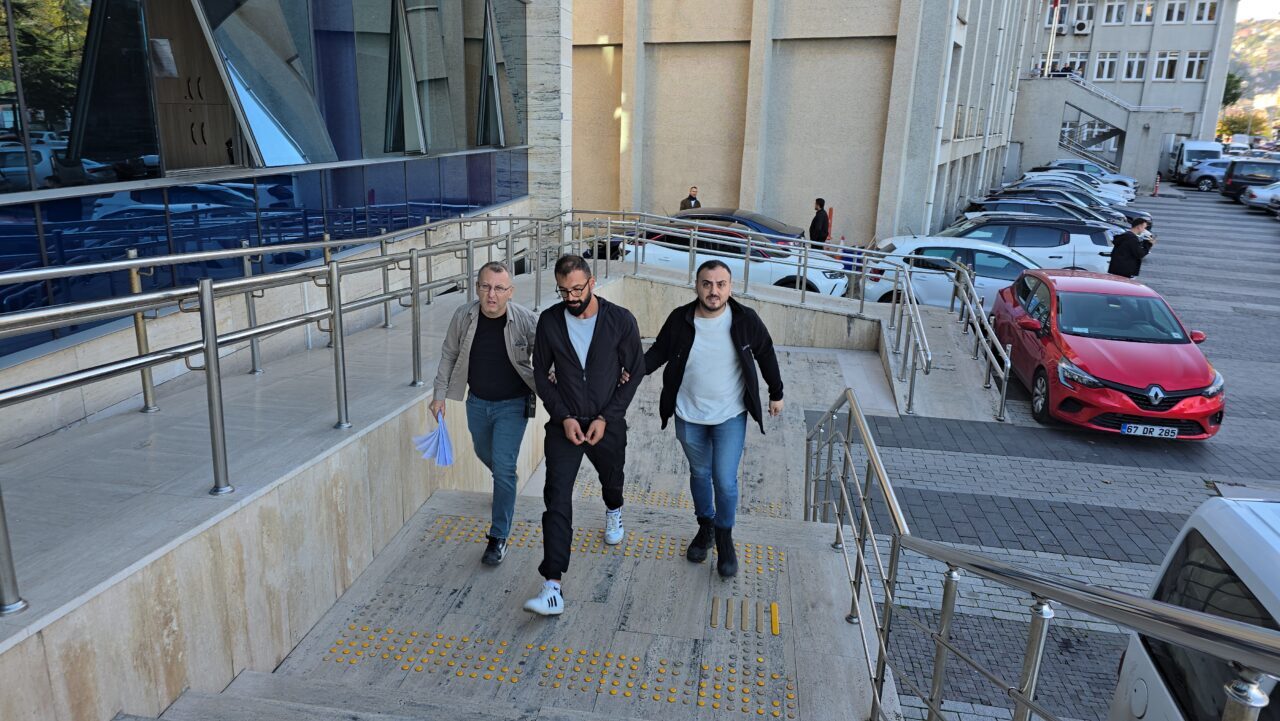  Zonguldak'ın Kozlu ilçesinde bir oto galeriye tabancayla ateş eden şüpheli