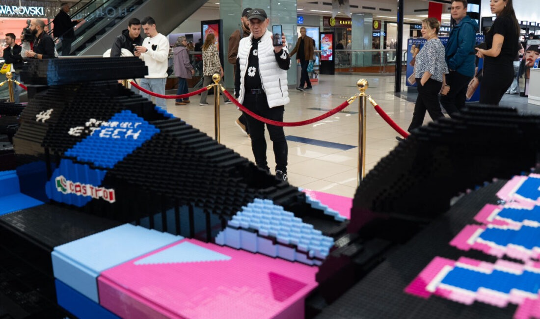 Toplam 400 bin lego parçasıyla yapılan Formula 1 aracı Ankara'da